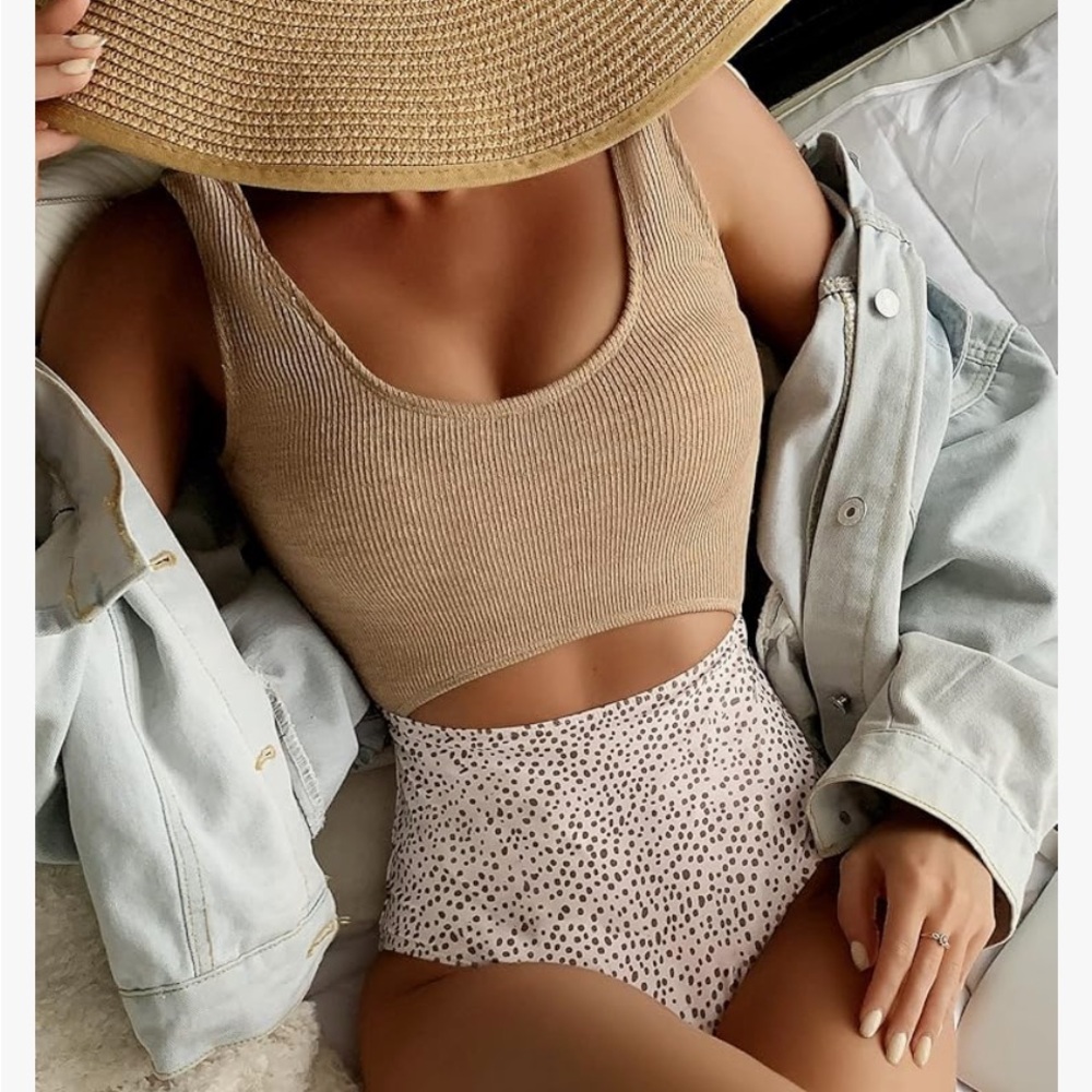 NWOT Women’s size Medium High Waisted Cut Out Monokini One Piece Swimsuit